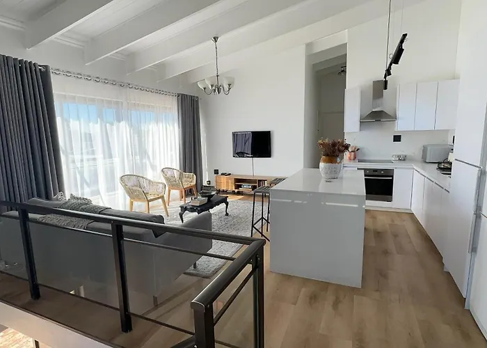 Central Retreat Cozy Apartment Near Attractions
